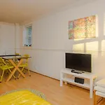 Contemporary 1Bedroom Flat In Camberwell Oval